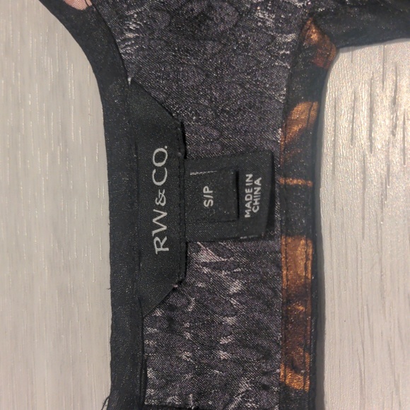 RW&Co. size 4, black blouse with pink floral design - Picture 5 of 6